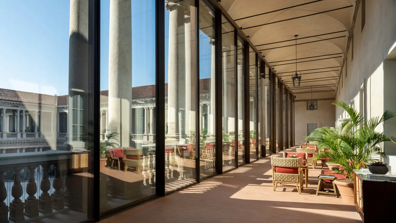 Portrait Milano colonnade
