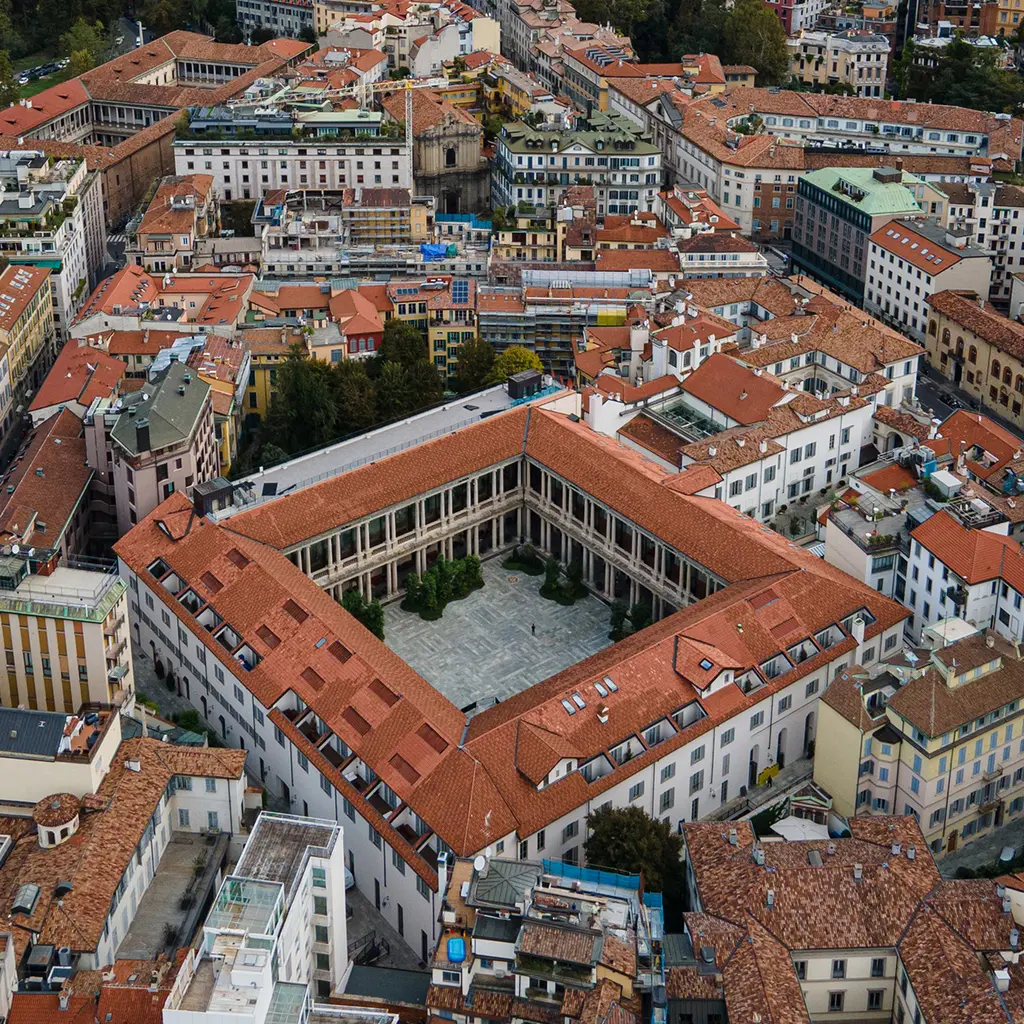 Portrait Milano inner courtyard